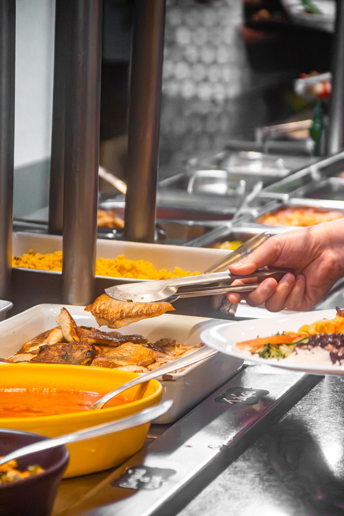 Linha do buffet com pratos quentes