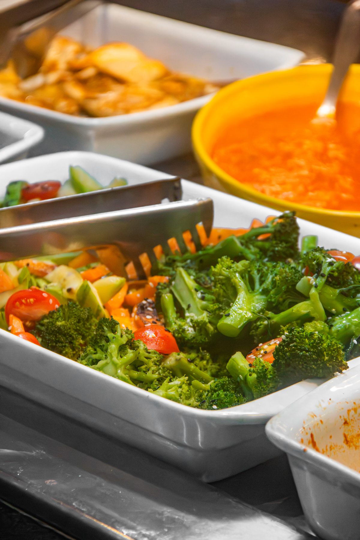 Brócolis e legumes na bandeja do buffet